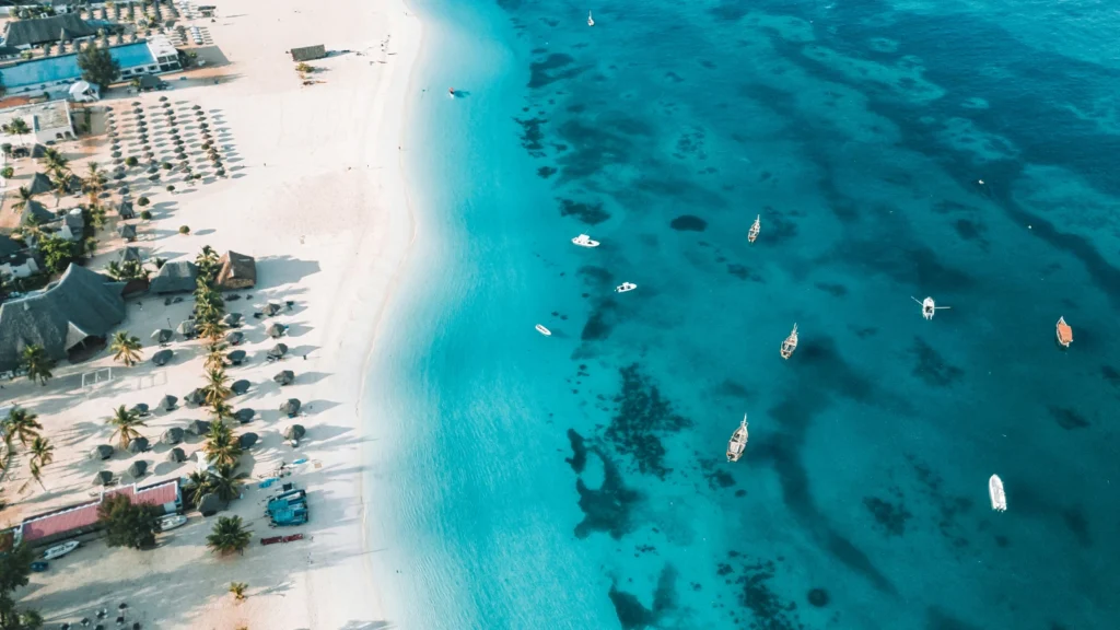 Turkusowa woda na wybrzeżu Zanzibaru