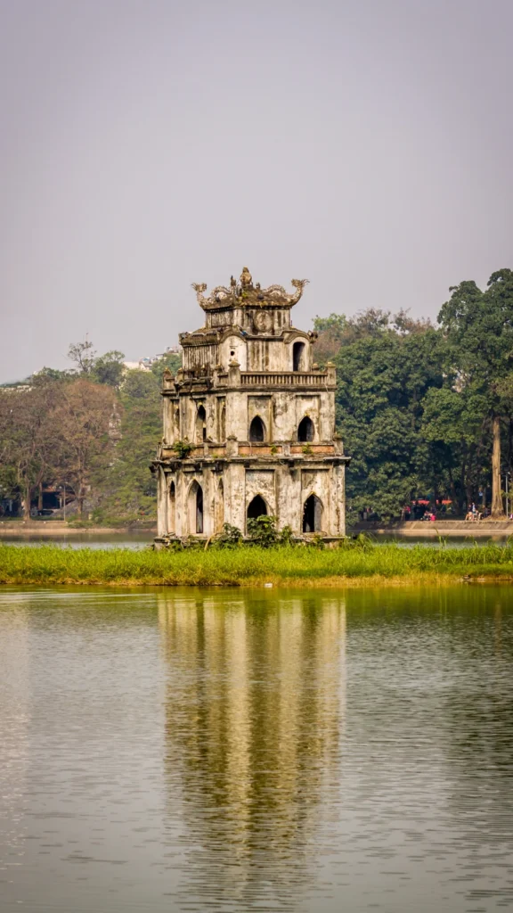 Wieża Żółwia na jeziorze Hoan Kiem
