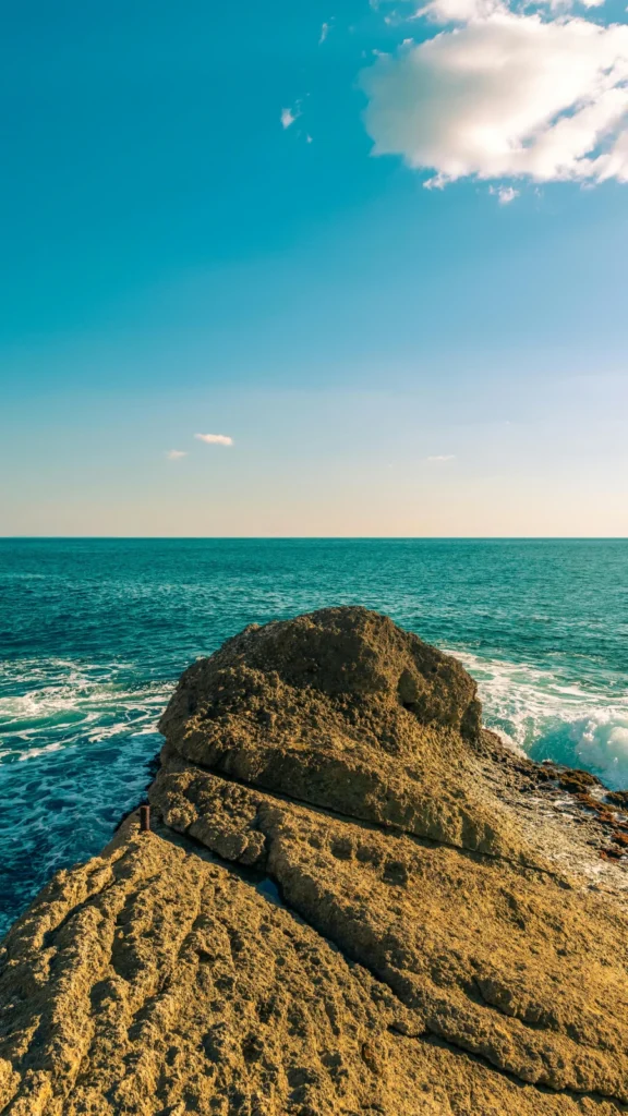 Dzikie wybrzeże w pobliżu miasta Ulcinj, Czarnogóra