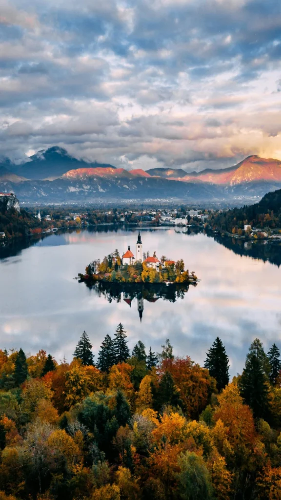 Wyspa z kościółkiem na jeziorze Bled, Słowenia